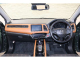 操作性に優れた運転席となります!小物入れや各ボタンの配置にこだわり、使いやすいです!座り心地もよく視認性も良好なのでロングドライブもお任せ下さい!