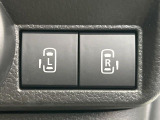 【両側パワースライドドア】スマートキーや運転席のスイッチで後席両側スライドドアの開閉が可能♪電動だから力を入れてドアを開ける必要が無く、小さなお子様でも簡単に開け閉めでき快適です♪