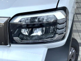 【LEDヘッドライト】悪天候や夜間走行時も良好な視界を確保し安心して運転できる高輝度LEDヘッドライトを装備!点灯速度が早く、消費電力も抑えられています。
