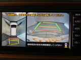 パノラミックビューモニター付きです。車両を上から見たような映像をモニター画面に表示。運転席からの目視では見にくい、車両周辺の状況をリアルタイムでしっかり確認できます。