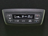 後部座席の空調を快適にコントロール出来るトリプルゾーンエアコンが装備されています。2列目、3列目の乗員も快適な温度でドライブを楽しめます。