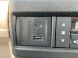 助手席前部には急速充電用のtypeC対応USBジャックとナビ接続用のUSBジャックが設置されております。