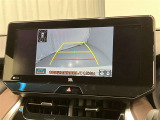 車庫入れなど後進運転時に死角をモニターで確認ができて安全です♪ ステアリング操作の参考になるガイド線も表示しますので車庫入れがニガテな方も安心ですネ!
