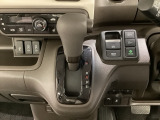 CVT車のセレクトレバーです。低速から高速まで、変速ショックのないスムーズな走りと、エンジン効率のよい領域を維持して燃費にも貢献します。サイドブレーキはスイッチ操作の電子制御パーキングブレーキです。