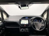 シンプルながら機能性あふれる運転席廻りです。視界性もよく、運転しやすいですよ。