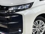 【LEDヘッドライト】悪天候や夜間走行時も良好な視界を確保し安心して運転できる高輝度LEDヘッドライトを装備!点灯速度が早く、消費電力も抑えられています。