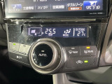 【オートエアコン】一度お好みの温度に設定すれば、車内の温度を検知し風量や温度を自動で調整。暑い&hellip;寒い&hellip;と何度もスイッチ操作をする必要はありません。快適な車内空間には必須の機能ですね♪