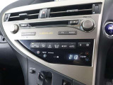 ☆オートエアコンです♪一度お好みの温度に設定すれば、車内の温度を検知し風量や温度を自動で調整してくれる優れもの!暑い&hellip;寒い&hellip;と何度もスイッチ操作をする必要はありませんね♪