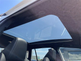 【 サンルーフ 】屋根からの自然光が差し込むことで、閉鎖的な車内が明るく開放的な空間に変わります♪