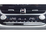 【デュアルエアコン】運転席・助手席で別々に快適さを得られるように、空調にもきめ細やかな配慮をしています。オートエアコン付き。