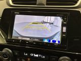 リバースギアに入れるだけで後方の表示へ切り替わります。夜間や雨の日の駐車も楽になりますよ。