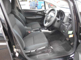 体が沈み込まないちょうどいい固さのシートなので、長時間の運転も疲れづらいんですよ♪足元もすっきりと広いです!