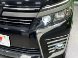 【LEDヘッドライト】悪天候や夜間走行時も良好な視界を確保し安心して運転できる高輝度LEDヘッドライトを装備!点灯速度が早く、消費電力も抑えられています。