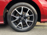 【純正アルミホイール】です!車両デザインに合わせてホイールをデザインしているため、見た目にもカッコイイアルミホイール♪洗車もラクチンで錆びません。