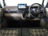 ◆視界広々で非常に運転しやすくロングドライブでも疲れを感じさせないすっきりとまとまったインパネ周りです。
