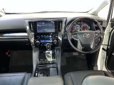 運転席周りのレイアウトをご覧ください。ナビゲーションが綺麗に装着されすっきり収まってますね!