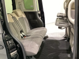 運転席・助手席の背もたれには、2列目シート用にカップホルダー付きの「格納式のシートバックテーブル」を装備しています。休憩時のちょっとした時間などカップを置いたり、小物置きに使えて便利です。