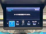 【リヤエンターテインメントシステム】後席にお座りの方も大満足の、人気メーカーオプションを装備。専用の音響システムと、大画面のモニターで移動中もDVD等をお楽しみいただけます。