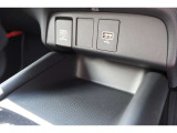 【USBジャック】運転中でもスマートフォン等の充電ができるUSBジャック付き!充電を気にすることなく、ドライブ中の音楽再生や通話等をお楽しみ頂けます!