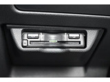 ETCは純正ならではの足元を妨げない工夫をこらしており、ETC2.0搭載車です。周辺のITSスポット道路状況や渋滞情報も表示可能でございます。