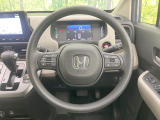 インテリアに合わせたデザインのステアリングは、運転される方のことも考え、運転しやすい形状、大きさです。是非一度、実際に触ってお確かめください。