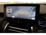 【全方位カメラ】 車の前後左右に取り付けられたカメラで、視線やバックモニターでは死角となる前方や真横も確認できます。狭い駐車スペースもスムーズに駐車できます。