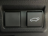 【パワーバックドア】スマートキーや運転席のボタンを押すだけでリアゲートが自動で開閉します!荷物を持っている時や、高い位置にあるバックドアを閉める際に便利な機能です♪