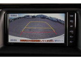 【バックモニター】 後退時に車両の後ろ側を表示します。車庫入れなどでバックする際に安心です。