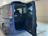 【わくわくゲート】タテはもちろんヨコにも開き、ちょっとした荷物を積む時にもとても便利♪人やペットの乗り降りもスムーズにできます♪
