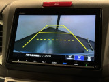 リバースギアに入れるだけで後方の表示へ切り替わります。夜間や雨の日の駐車も楽になりますよ。