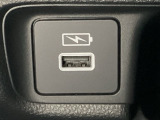エアコン操作パネルの下に、スマートフォンなどの充電可能なUSB端子と、音源などの外部入力の可能なUSB端子がついています。移動中に充電もできるので便利です。