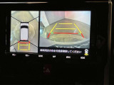 【パノラミックビューモニター】映像で、見づらい車両周辺の確認をアシスト。クルマを真上から見ているような映像を表示。 運転席から確認しにくい車両周囲の状況を把握。