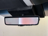 多人数乗車時やお荷物が多いときでも後方視界を確保できる、デジタルインナーミラーが装着されています。