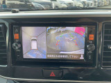 車を真上から見ているように、周囲の状況を把握しながら安心して駐車が行えるアラウンドビューモニター装備!