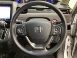 ハンドルにHondaセンシング系のクルーズコントロールやレーンキープアシストなどのスイッチと、オーディオの操作スイッチが装備されています。ハンドルから手を離さず安全に操作できます。