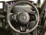 ハンドルにHondaセンシング系のクルーズコントロールやレーンキープアシストなどのスイッチと、オーディオの操作スイッチが装備されています。ハンドルから手を離さず安全に操作できます。
