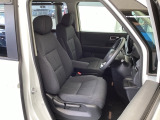 フロント広々、セパレートシートの運転席は、ハイトアジャスターが付いているので、快適にドライブができます。ハンドルはテレスコピック機能で、ハンドル位置を上・下・手前・奥に調節できます。