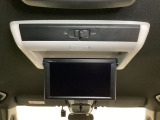 天井にリア席モニターが付いています。ナビゲーションで再生しているDVD等の映像を、後部座席の方にご覧いただくことができます。お子様にも大人気です。