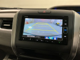 リバースギアに入れるだけで後方の表示へ切り替わります。夜間や雨の日の駐車も楽になりますよ。