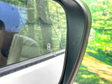 【後方車輛検知】走行中、ドアミラーの死角になりやすい箇所に後続車が接近するとサイドミラー付近に警告を表示、ドライバーに注意喚起をしてくれます。