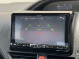 ■苦手な人が多い駐車場での車庫入れや狭い道でも大丈夫です/クルマの前後左右にカメラを設置してモニターで表示してくれるため、運転席から見えにくい場所を映し出してドライブをサポートします!