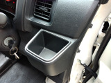 運転席側の手の届きやすい位置にドリンクホルダーが付いています。