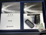 手元で操作ができる、電子制御パーキングブレーキ。スペアキーもそろっているので家族と共有することができ、紛失・破損した際も迅速な対応ができるので安心です。