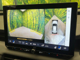 【パノラミックビューモニター】専用のカメラにより、上から見下ろしたような視点で360度クルマの周囲を確認することができます☆縦列駐車や幅寄せ時に活躍してくれます♪