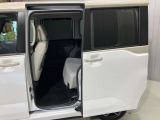 スライドドア開口幅が広く乗り降りがスムーズにできます。また大型グリップはお子様やご高齢の方の楽な乗り降りをサポートします。