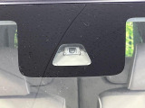 【スマートアシスト】走行中に前方の車両等を認識し、衝突しそうな時は警報とブレーキで衝突回避と被害軽減をアシスト。より安全にドライブをお楽しみいただけます。