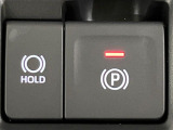 【電動パーキングブレーキ】パーキングブレーキは便利な電動式!ボタン一つで操作でき、アクセルを踏めば自動で解除されます♪レバーやペダルが無いので運転席廻りもすっきりしますね♪