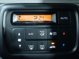 運転席からも手が届きやすく、操作しやすい空調コントロールパネル。オートエアコンなので操作の煩わしさが無くオールシーズン快適にドライブできます。快適空間で運転に集中できますね。
