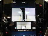 左右のサイドカメラ映像を同時に表示し、車両周囲の死角をしっかりカバー。狭い道や駐車時の接触リスクを減らし、安心して操作できる視界を確保します。