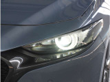 【LEDヘッドライト】悪天候や夜間走行時も良好な視界を確保し安心して運転できる高輝度LEDヘッドライトを装備。明るい上に点灯速度が早く消費電力も抑えられています。